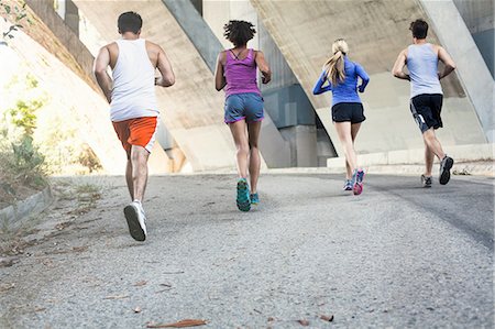 female runner - Joggers running on bridge, Arroyo Seco Park, Pasadena, California, USA Foto de stock - Sin royalties Premium, Código: 614-08307661