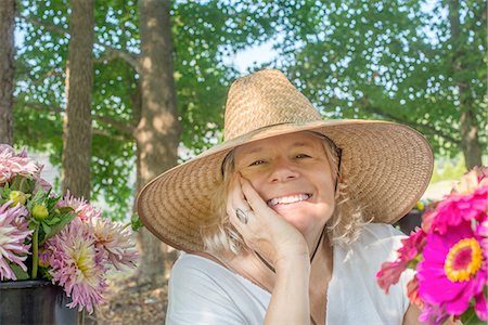 simsearch:614-07194749,k - Portrait of senior female farmer wearing sun hat with cut flowers Foto de stock - Royalty Free Premium, Número: 614-08307687