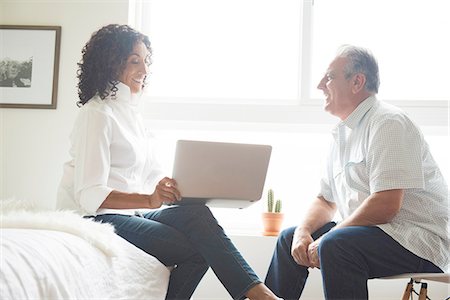 retraite (travail) - Mature senior couple using laptop in bedroom Photographie de stock - Premium Libres de Droits, Code: 614-08307707