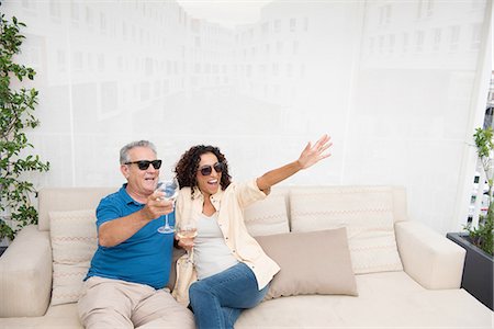 simsearch:614-03763782,k - Senior man and wife waving from patio sofa Stock Photo - Premium Royalty-Free, Code: 614-08307718