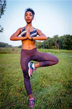 practicar - Young woman doing a yoga tree pose in rural park Foto de stock - Sin royalties Premium, Código: 614-08307734