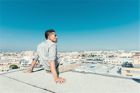 faîte - Businessman relaxing on roof terrace, Los Angeles, California, USA Photographie de stock - Premium Libres de Droits, Code: 614-08307795