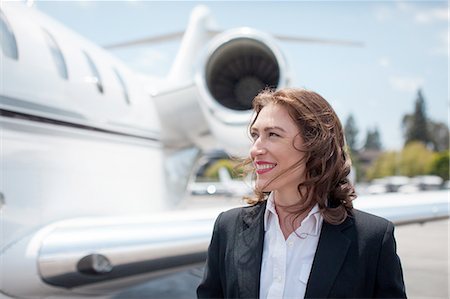 simsearch:614-08307862,k - Mid adult female businesswoman and private jet at airport Foto de stock - Sin royalties Premium, Código: 614-08307855