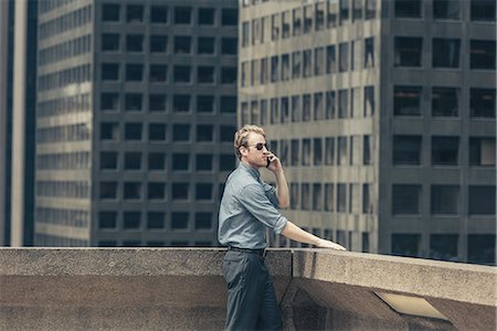 Businessman talking on smartphone from rooftop, Los Angeles, USA Photographie de stock - Premium Libres de Droits, Code: 614-08307876