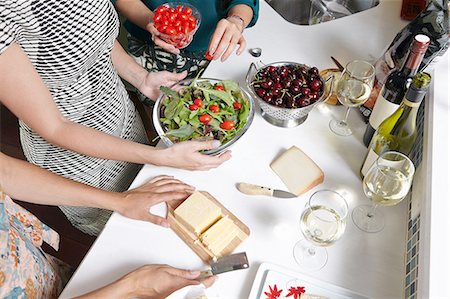 simsearch:614-07146298,k - Cropped overhead view of female friends preparing lunch in kitchen Stock Photo - Premium Royalty-Free, Code: 614-08307948