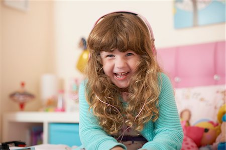 simsearch:614-08983600,k - Portrait of girl in bedroom wearing headphones Foto de stock - Sin royalties Premium, Código: 614-08329160