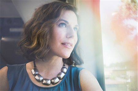 Mid adult woman on train, looking out of window Photographie de stock - Premium Libres de Droits, Code: 614-08329212
