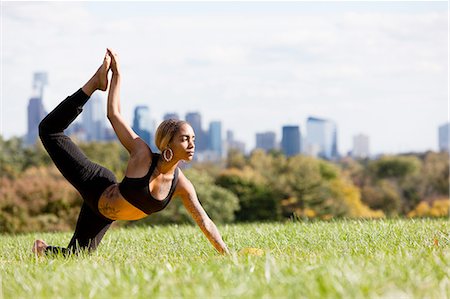simsearch:614-07032176,k - Side view of young woman on grass in yoga position, leg raised, looking away, Philadelphia, Pennsylvania, USA Stockbilder - Premium RF Lizenzfrei, Bildnummer: 614-08329287