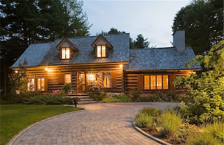 reconstrucción - Reconstructed 1976 cottage style log home facade at dusk, Quebec, Canada Photographie de stock - Premium Libres de Droits, Code: 614-08329336