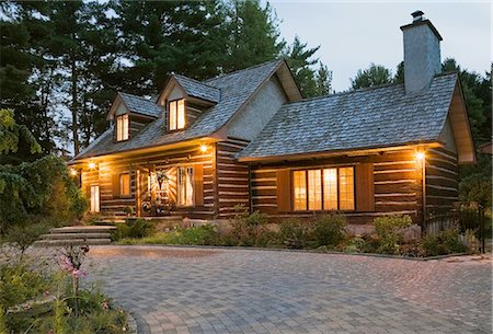 reconstrucción - Reconstructed 1976 cottage style log home facade at dusk, Quebec, Canada Photographie de stock - Premium Libres de Droits, Code: 614-08329337