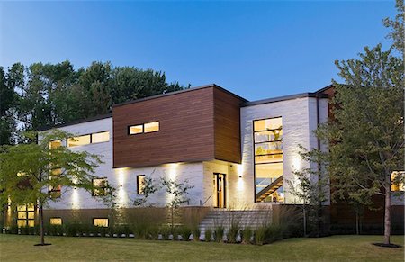 simsearch:614-08881129,k - Illuminated beige stone with brown cedar wood modern cubist style residential home facade at dusk, Quebec, Canada Foto de stock - Sin royalties Premium, Código: 614-08329342