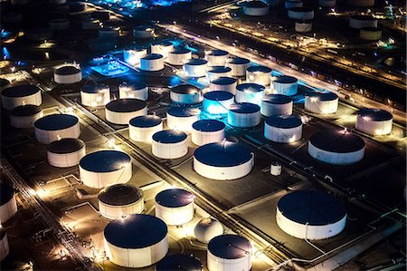 Aerial view of oil refinery storage tanks illuminated at night, Los Angeles, California, USA Foto de stock - Sin royalties Premium, Código: 614-08329356