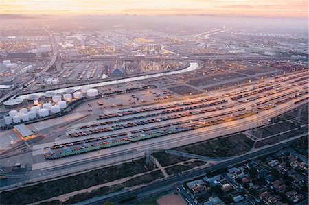 fin - Aerial view of oil refinery and cargo containers, evening, Los Angeles, California, USA Foto de stock - Sin royalties Premium, Código: 614-08329357