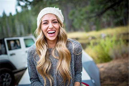 sorriso - Portrait of young woman wearing knit hat at campsite, Lake Tahoe, Nevada, USA Fotografie stock - Premium Royalty-Free, Codice: 614-08329458