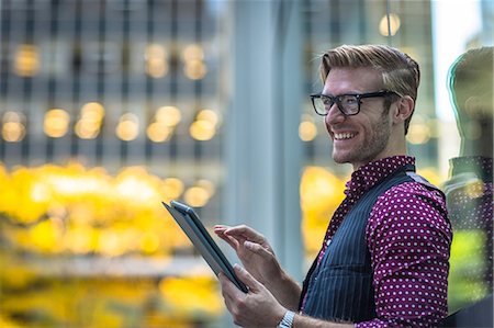 estilo - Happy young businessman leaning against park window using digital tablet Photographie de stock - Premium Libres de Droits, Code: 614-08329515