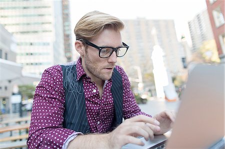 simsearch:614-07146671,k - Stressed young businessman typing on laptop at sidewalk cafe, New York, USA Photographie de stock - Premium Libres de Droits, Code: 614-08329520