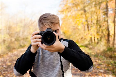 simsearch:614-06895809,k - Portrait of teenage boy photographing in autumn forest Photographie de stock - Premium Libres de Droits, Code: 614-08329555