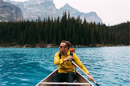 senderismo - Front view of mid adult man paddling canoe, looking away, Moraine lake, Banff National Park, Alberta Canada Foto de stock - Sin royalties Premium, Código: 614-08383506