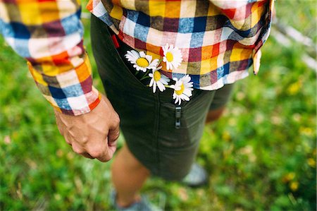 pâquerette - High angle view of mid adult man wearing checked shirt with daisies in shorts pocket, Moraine lake, Banff National Park, Alberta Canada Photographie de stock - Premium Libres de Droits, Code: 614-08383518