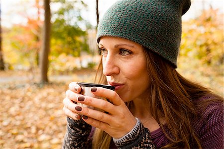 simsearch:614-08884464,k - Young woman drinking coffee in autumn forest Stockbilder - Premium RF Lizenzfrei, Bildnummer: 614-08383591