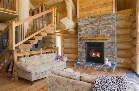 dentro - Wood burner in living room of Eastern white pine log cabin Foto de stock - Sin royalties Premium, Código: 614-08383639