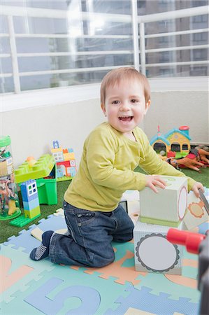 simsearch:649-08307467,k - Baby boy stacking playing blocks at home Foto de stock - Sin royalties Premium, Código: 614-08392330