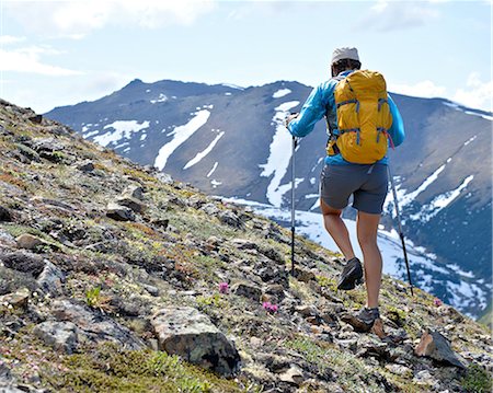 Female mountain climber walking uphill, rear view, Chugach State Park, Anchorage, Alaska, USA Photographie de stock - Premium Libres de Droits, Code: 614-08392435