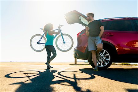 Mid adult woman putting bicycle into car boot Photographie de stock - Premium Libres de Droits, Code: 614-08392504