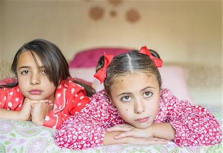 simsearch:614-06974055,k - Portrait of two sisters lying on bed gazing Photographie de stock - Premium Libres de Droits, Code: 614-08392564