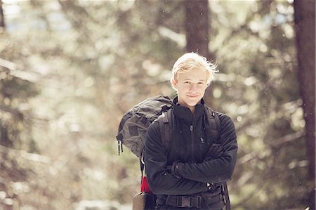 excursion - Portrait of young male hiker in sunlit forest, Ashland, Oregon, USA Photographie de stock - Premium Libres de Droits, Code: 614-08392565