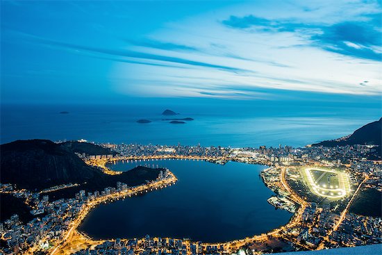 High angle view of Rodrigo de Freitas Lagoon illuminated at night, Rio de Janeiro, Brazil Photographie de stock - Premium Libres de Droits, Le code de l’image : 614-08392581