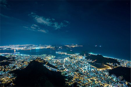 rio de janeiro night lights - High angle view of Botafogo Bay illuminated at night, Rio de Janeiro, Brazil Photographie de stock - Premium Libres de Droits, Code: 614-08392582