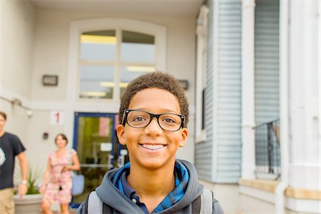 simsearch:614-07146362,k - Happy boy standing in front of school Fotografie stock - Premium Royalty-Free, Codice: 614-08392658