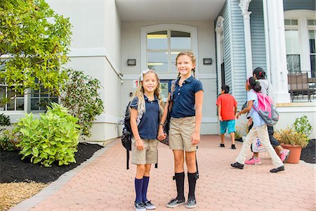 socke - Happy girls standing in front of school Photographie de stock - Premium Libres de Droits, Code: 614-08392659