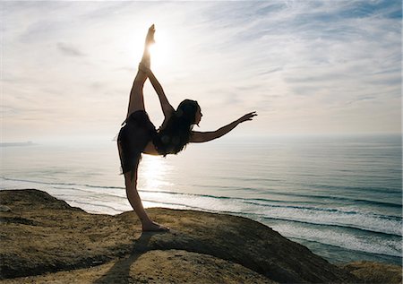 simsearch:614-08875951,k - Young female dancer standing on rock, holding leg, stretching in elegant pose, San Diego, California, USA Photographie de stock - Premium Libres de Droits, Code: 614-08487768
