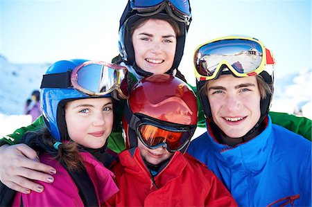 simsearch:640-02657491,k - Sisters and brothers on skiing holiday Stock Photo - Premium Royalty-Free, Code: 614-08487762