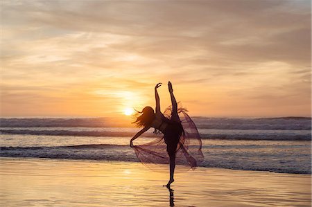 simsearch:614-08875951,k - Young female dancer wearing chiffon dress, dancing on beach at sunset, San Diego, California, USA Photographie de stock - Premium Libres de Droits, Code: 614-08487770