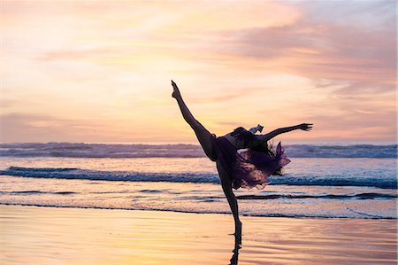 simsearch:614-08875951,k - Young female dancer wearing chiffon dress, dancing on beach at sunset, San Diego, California, USA Photographie de stock - Premium Libres de Droits, Code: 614-08487772