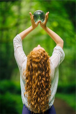 esfera - Rear view of young woman with long red hair holding up crystal ball in forest Foto de stock - Sin royalties Premium, Código: 614-08487973