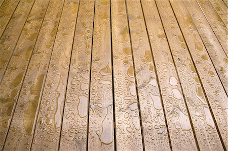 Wooden patio deck surface with water repellant stain applied Foto de stock - Sin royalties Premium, Código: 614-08488001