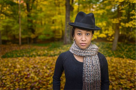 suéters - Portrait of mid adult woman wearing trilby and scarf in autumn forest Foto de stock - Sin royalties Premium, Código: 614-08488023