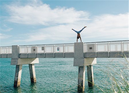 simsearch:614-06814385,k - Man doing handstand on bridge, South Pointe Park, South Beach, Miami, Florida, USA Photographie de stock - Premium Libres de Droits, Code: 614-08535609