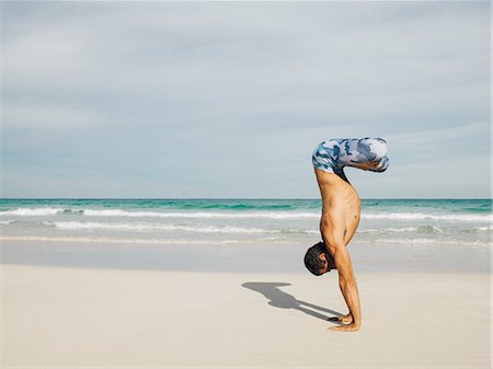 simsearch:614-08535687,k - Mature man doing handstand on beach, South Pointe Park, South Beach, Miami, Florida, USA Foto de stock - Sin royalties Premium, Código: 614-08535610