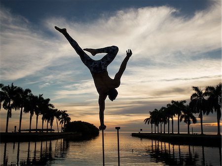 simsearch:6102-06337122,k - Mature man balancing on pole in water, dusk, South Pointe Park, South Beach, Miami, Florida, USA Foto de stock - Sin royalties Premium, Código: 614-08535612