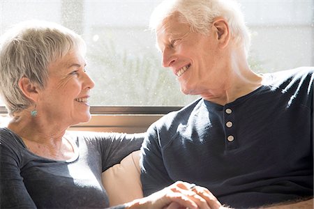 Senior couple sitting together, face to face, smiling Foto de stock - Sin royalties Premium, Código: 614-08535624