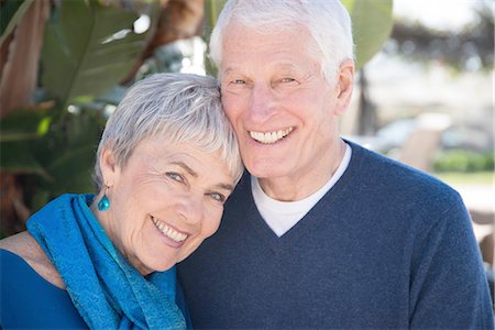 senior couple eye contact head and shoulders not indoors - Portrait of senior couple outdoors, smiling Photographie de stock - Premium Libres de Droits, Code: 614-08535633