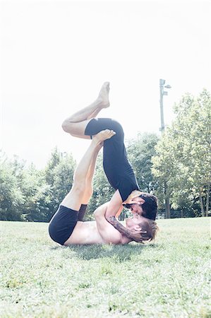 dumbo - Two men poised in face to face yoga position in park Photographie de stock - Premium Libres de Droits, Code: 614-08535693