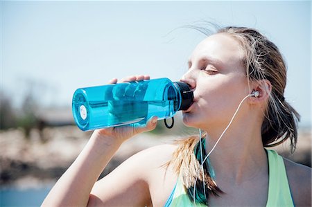 simsearch:614-08827375,k - Woman drinking water from plastic bottle Foto de stock - Sin royalties Premium, Código: 614-08535802