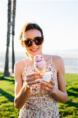 simsearch:614-09147716,k - Portrait of young woman eating ice cream cone at coast, Venice Beach, California, USA Photographie de stock - Premium Libres de Droits, Code: 614-08544743