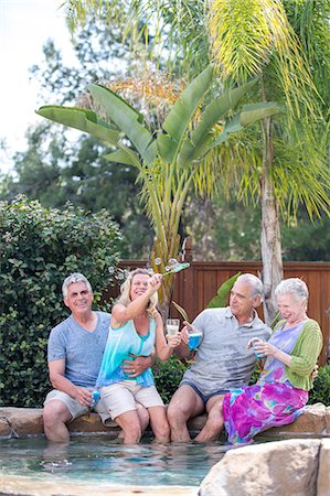 Group of seniors enjoying pool Photographie de stock - Premium Libres de Droits, Code: 614-08544770
